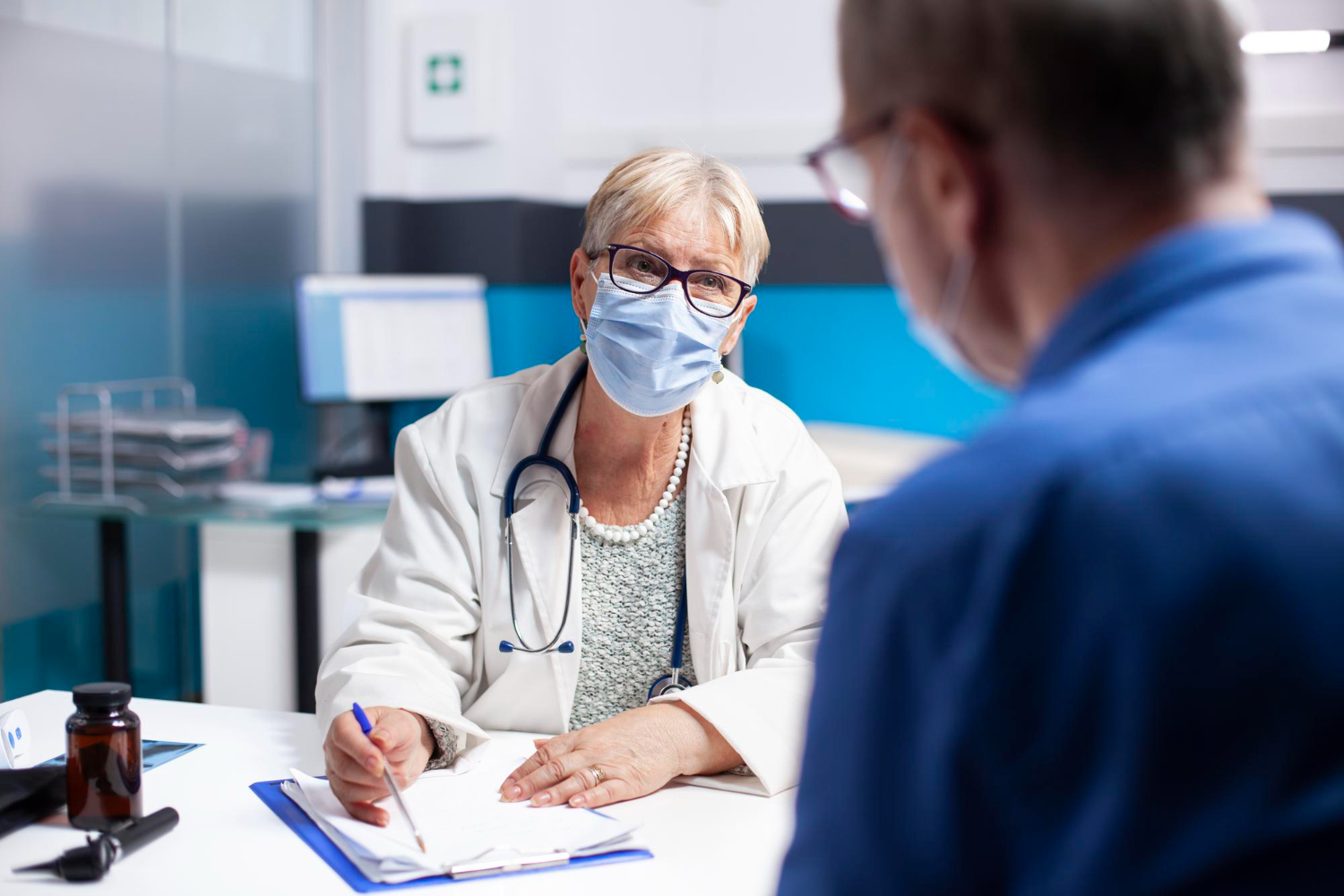 Zjawisko nawrotu mimo wszywki jakie mechanizmy psychologiczne przełamują barierę awersyjną