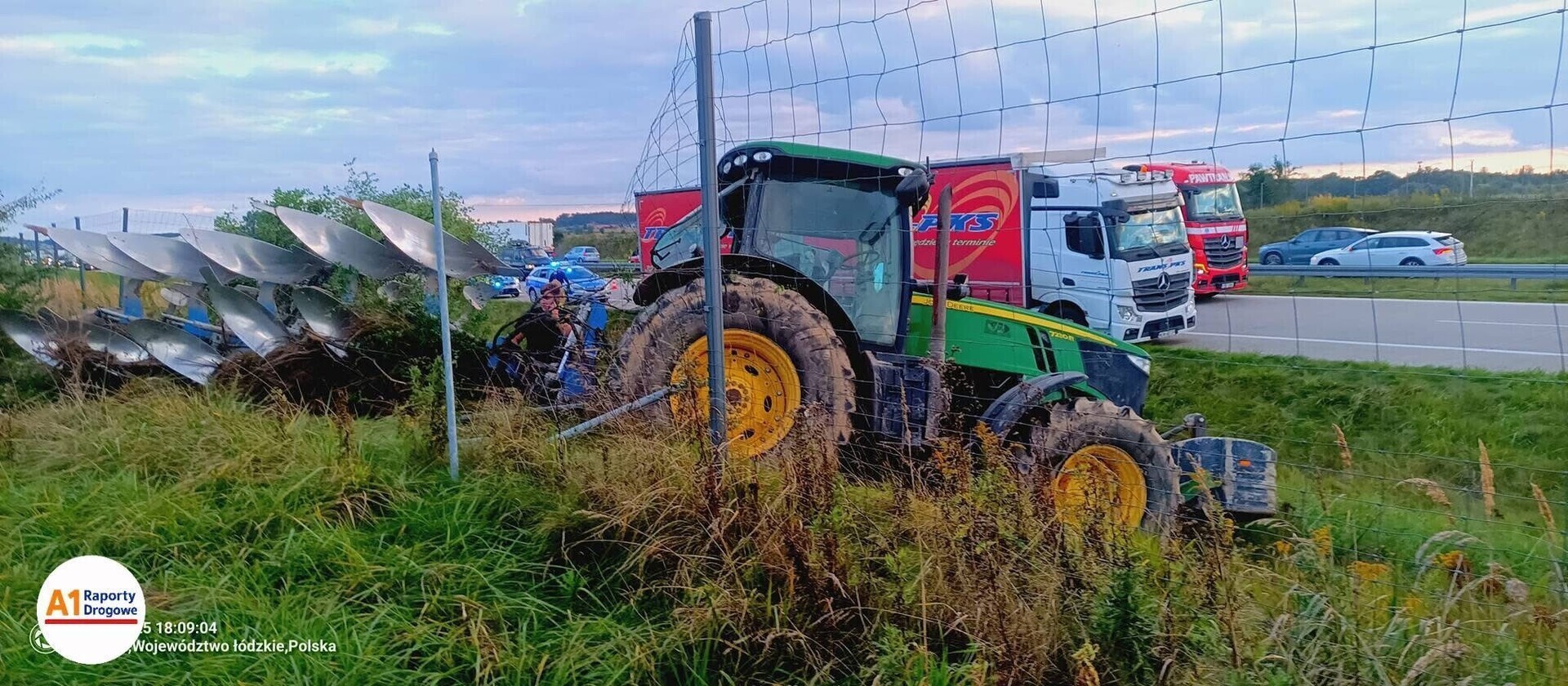 Ciągnik rolniczy na autostradzie A1 niedaleko Piotrkowa. Traktorzysta miał 25 promila