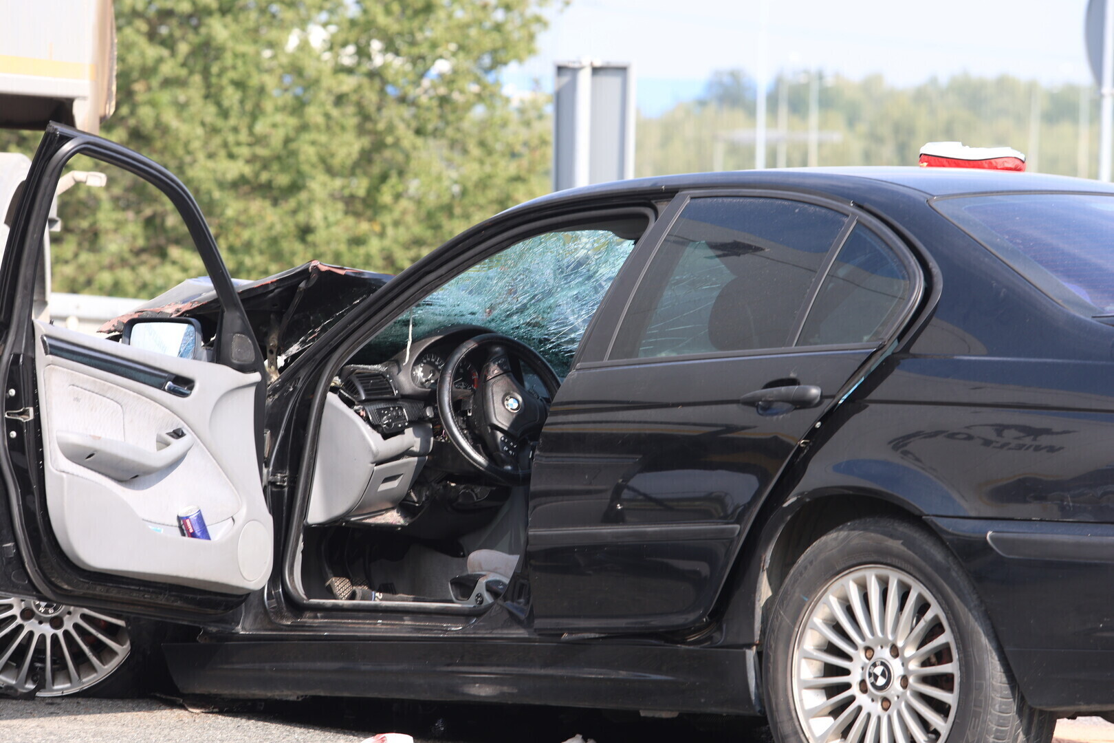 Groźny wypadek na ul. Łódzkiej w Piotrkowie. BMW uderzyło w ciężarówkę