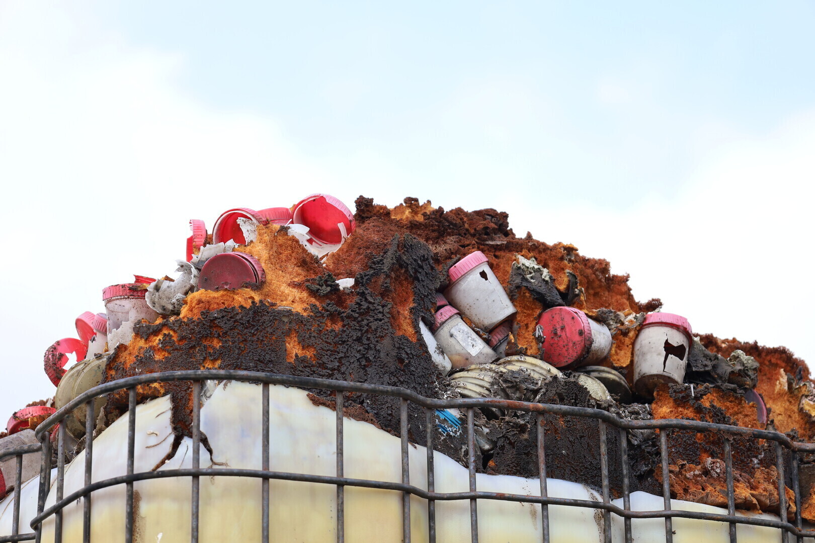 Tu się nie da żyć. Mieszkańcy Rozprzy walczą z nielegalnym składowiskiem chemikaliów