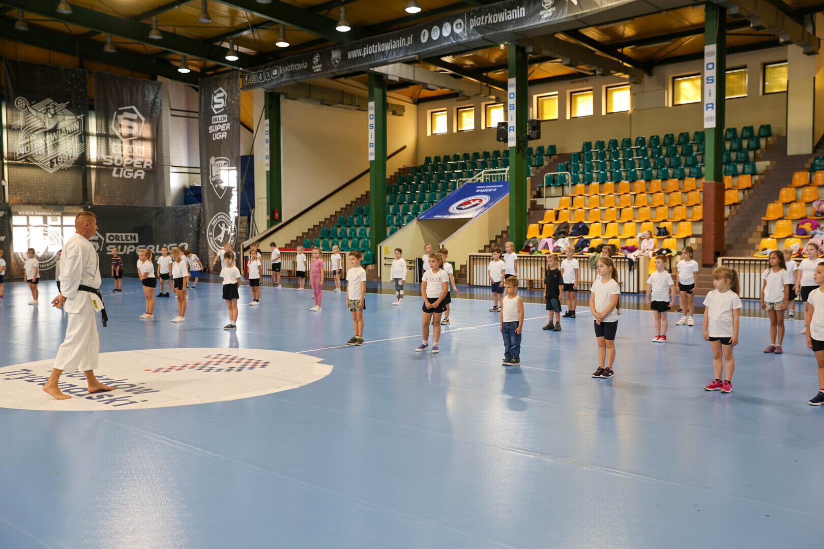 Karate na lekcji WF kolejna odsłona Aktywnej lekcji WF z OSiR w Piotrkowie Trybunalskim