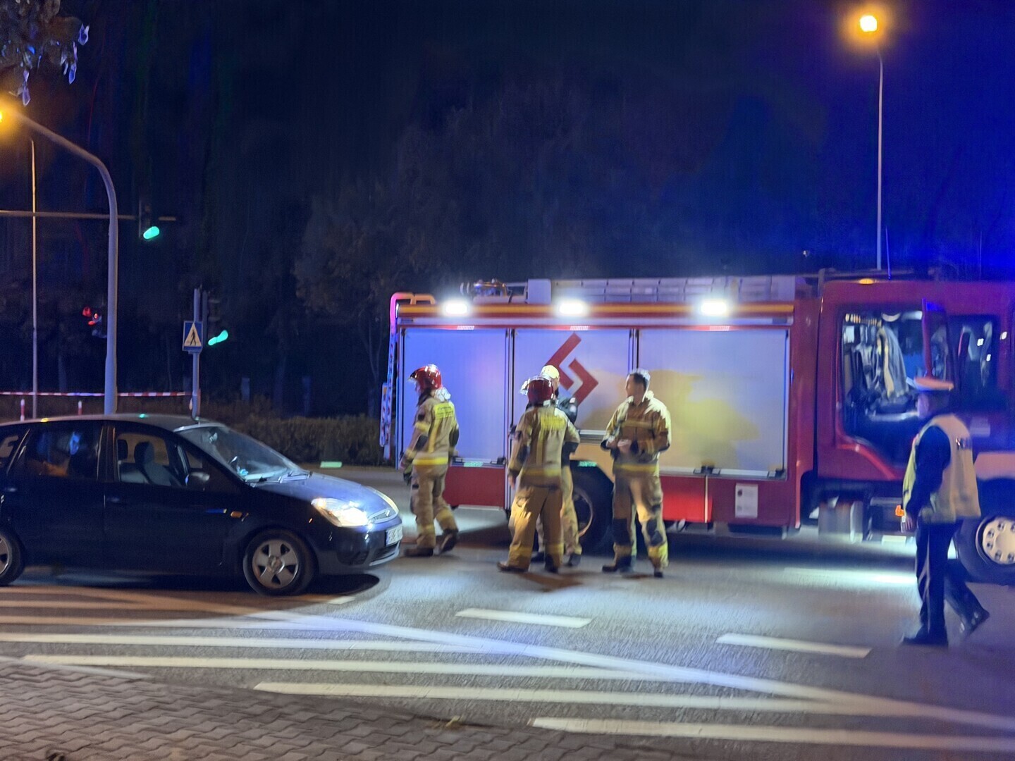 Piotrków Trybunalski pieszy z telefonem w ręku wszedł na czerwonym świetle wprost pod pędzący samochód na ul. Sikorskiego przy Auchanie. Jest ciężko ranny