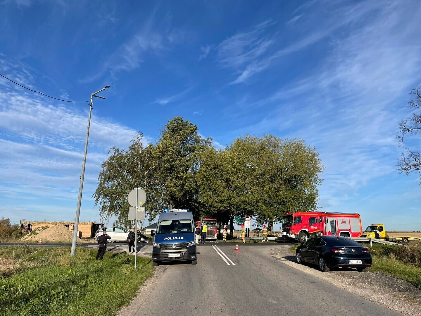 Groźna kolizja na skrzyżowaniu w Milejowie. Trzy samochody zderzyły się na DK91 dwa auta wpadły do rowu droga zablokowana