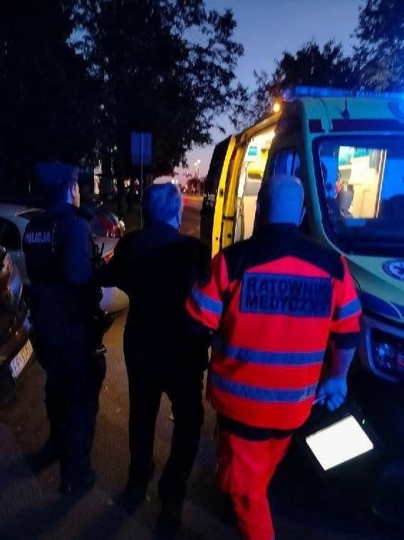 Policjanci pomogli starszemu mężczyźnie błąkającemu się w piżamie