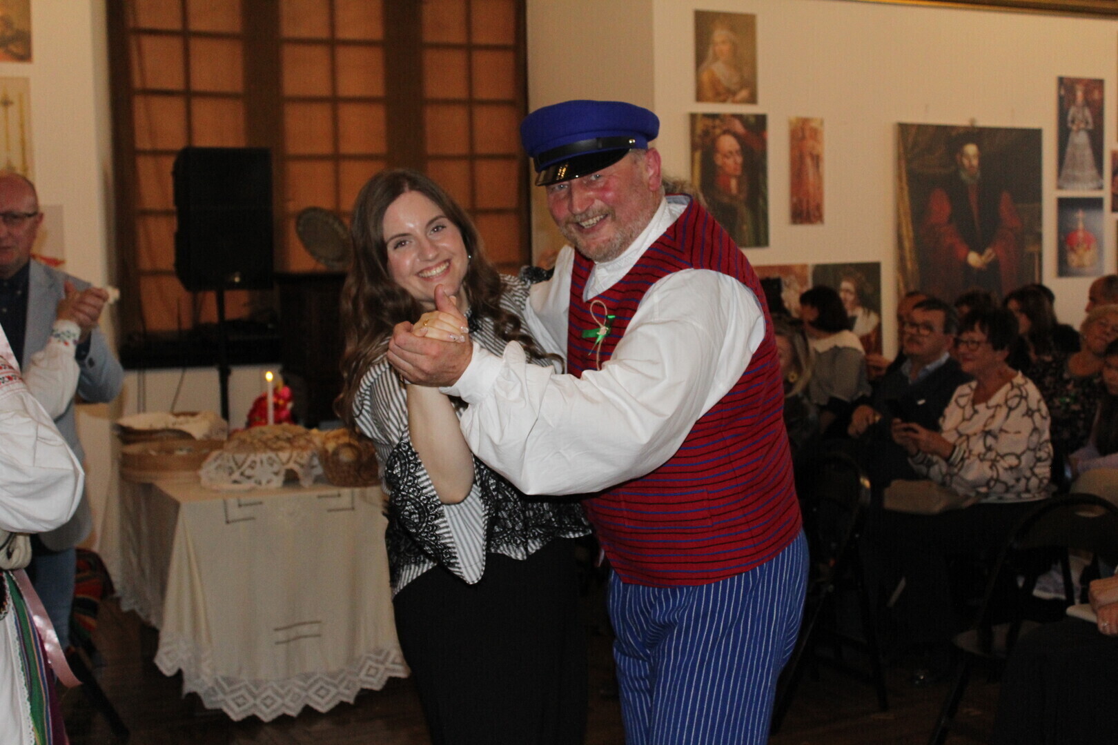 Najpierw zwiady później zrękowiny a na koniec oczepiny - cały proces staropolskiego wesela można było zobaczyć w sobotnie popołudnie na Zamku Królewskim w Piotrkowie