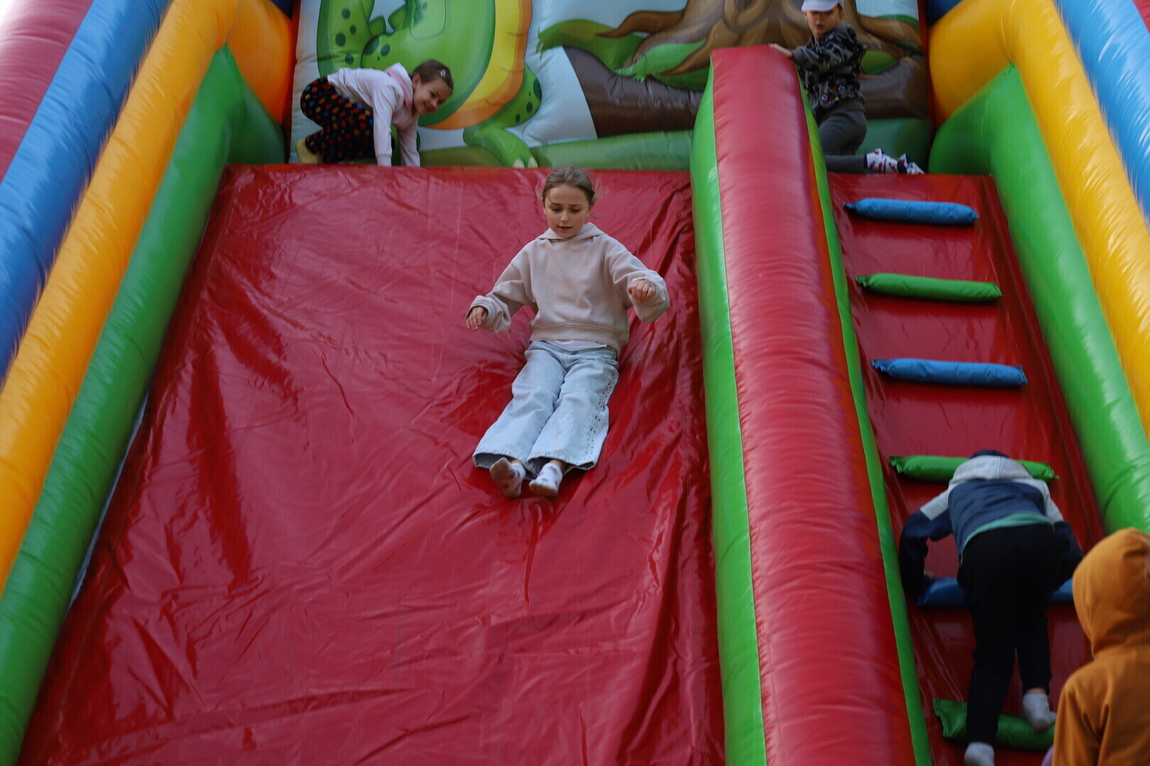 Tradycja festynu kończącego letni czas powróciła na osiedle Wierzeje. W sobotnie popołudnie odbyła się pierwsza po dłuższej przerwie zabawa na zakończenie lata.