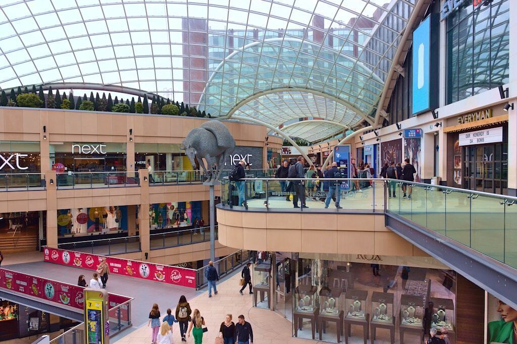 Infokioski i ekrany LED w placówkach handlowych wyższy poziom obsługi bez dodatkowego personelu.