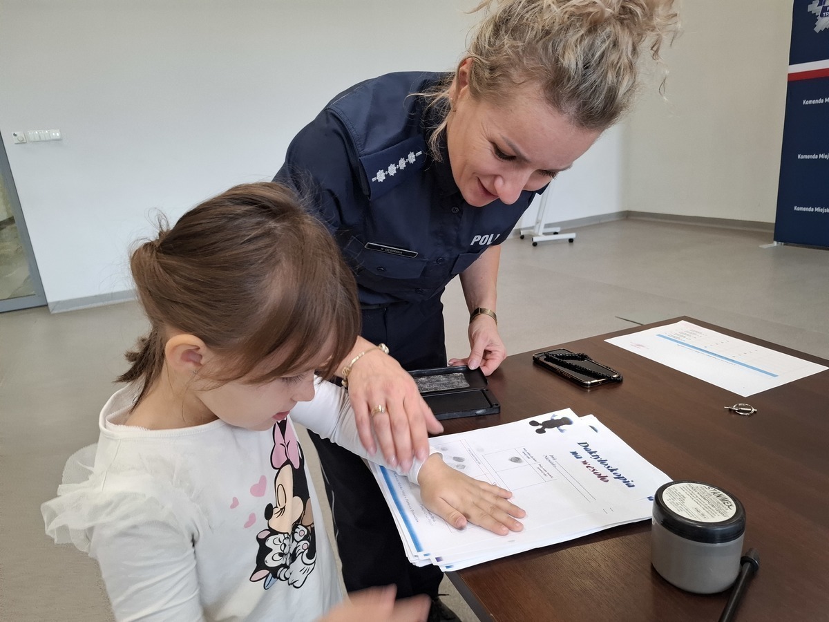 Przedszkolaki poznały zasady bezpieczeństwa i dowiedziały się jak pracuje policja