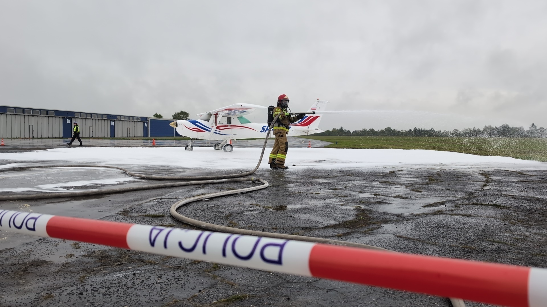 Awaryjne lądowanie samolotu w Piotrkowie Trybunalskim. Widowiskowa akcja straży policji i ratowników na lotnisku