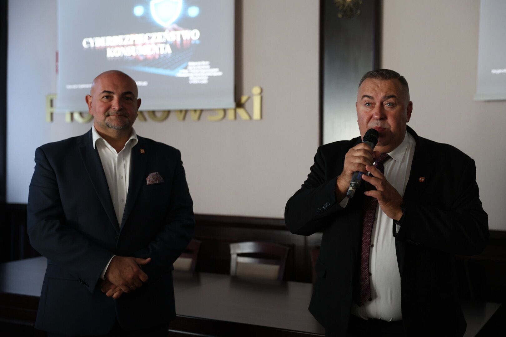 Debata o bezpieczeństwie w starostwie. Jak nie dać się oszukać