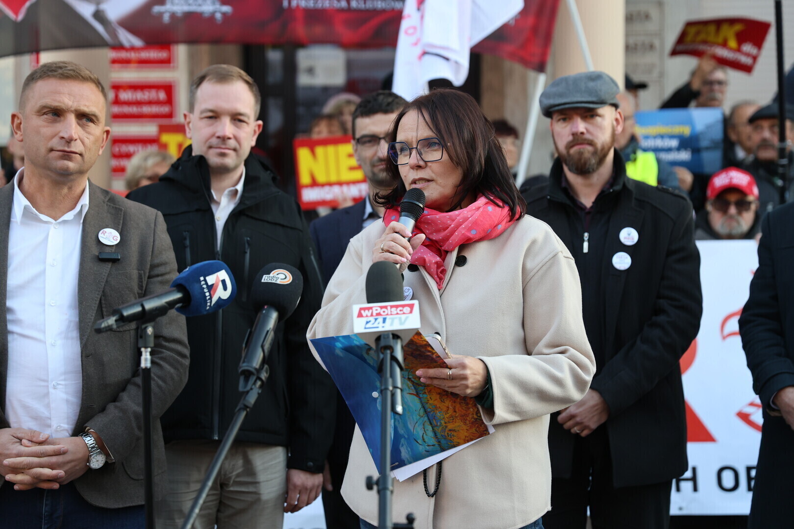 Bąkiewicz Zwyciężyliśmy Dróżdż Polecenie polityczne Tuska. Pikieta referendalna przed Urzędem Miasta w Piotrkowie