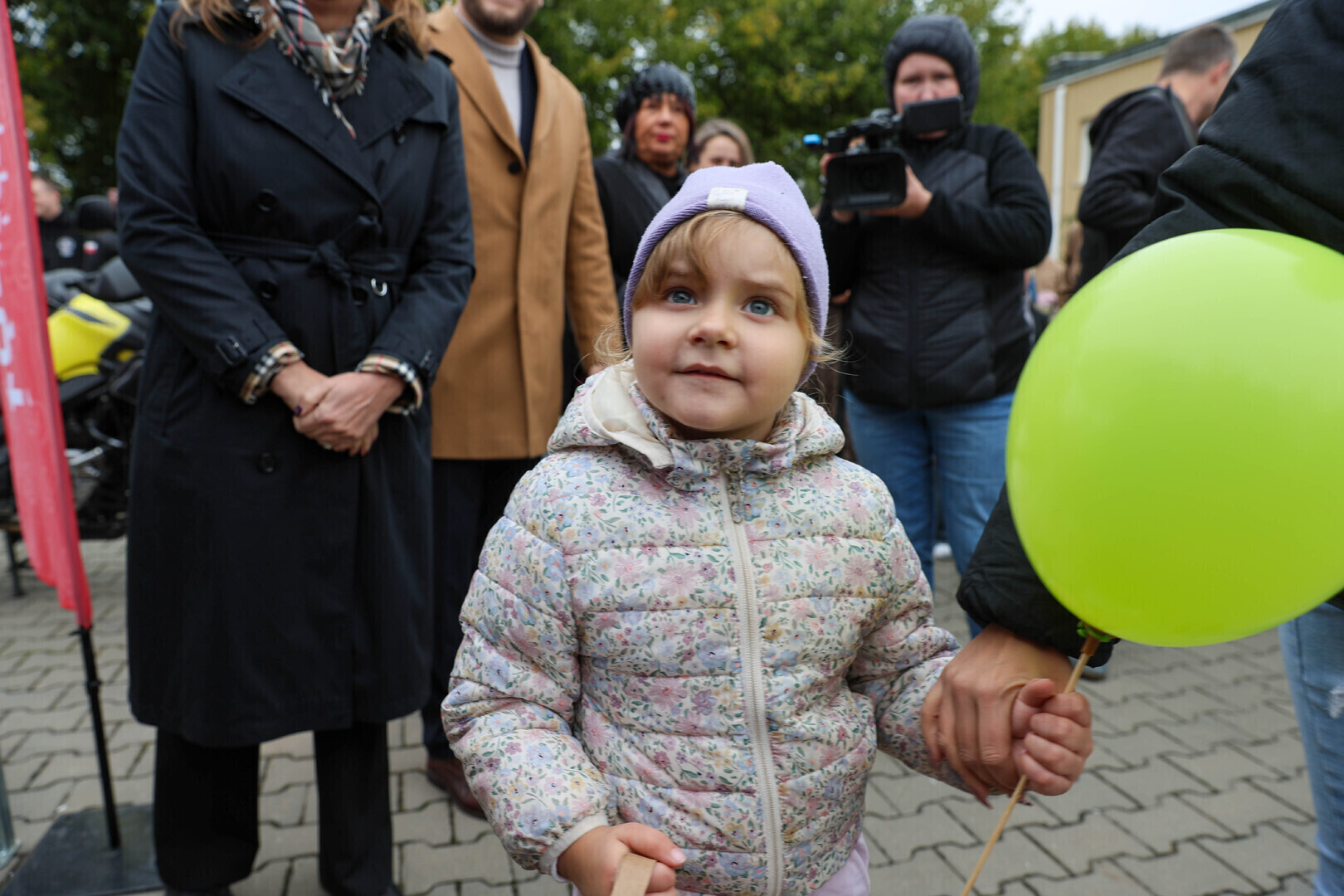 Marszałek Joanna Skrzydlewska w piotrkowskim schronisku z okazji Światowego Dnia Zwierząt. Wyniki konkursu plastycznego Zwierzę mój przyjaciel nagrody dla dzieci i akcja chipowania zwierząt.