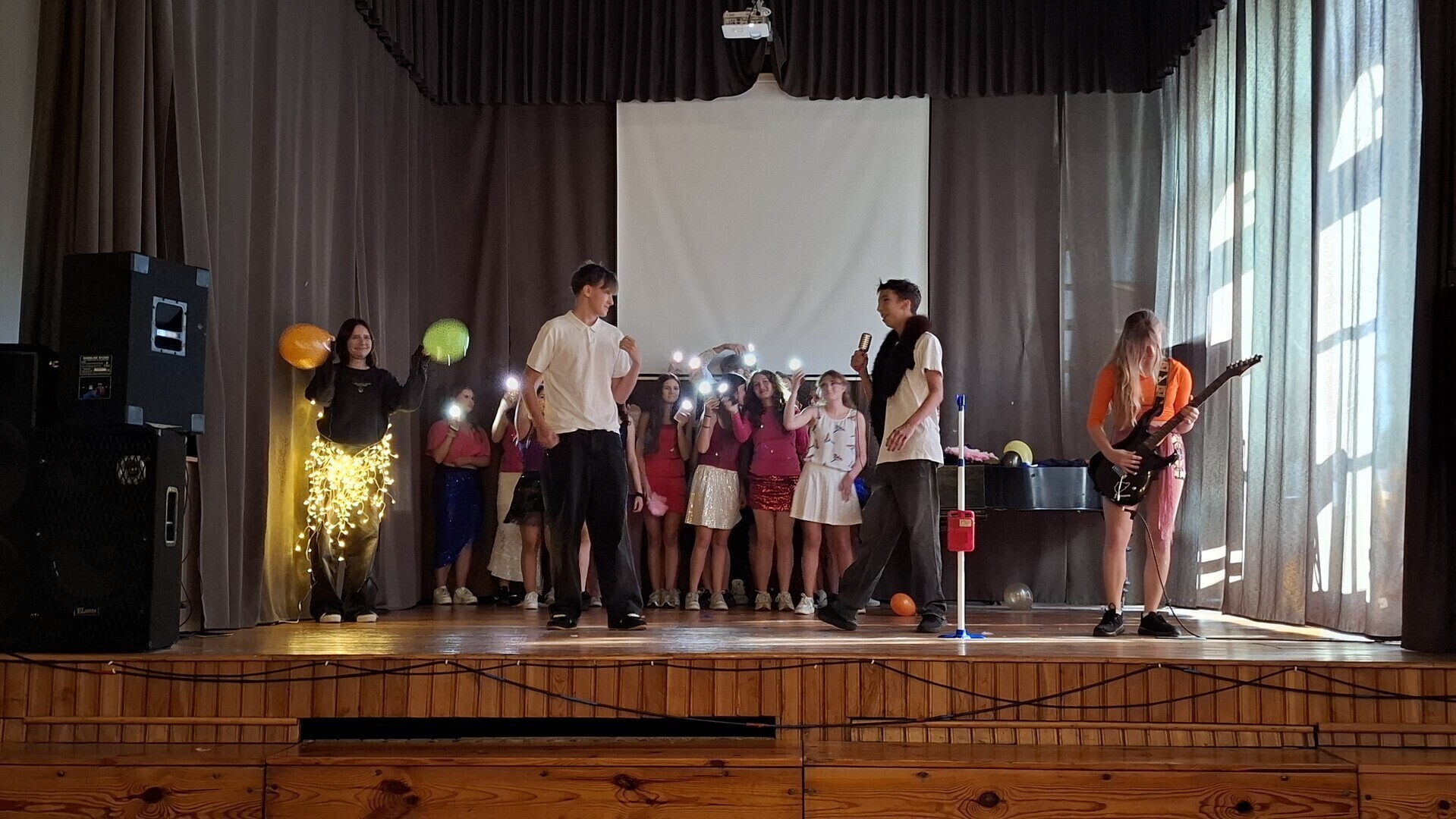 Otrzęsiny w Chrobrym - młodzieżowa integracja szkolna tradycja i wspólna zabawa która łączy pokolenia uczniów