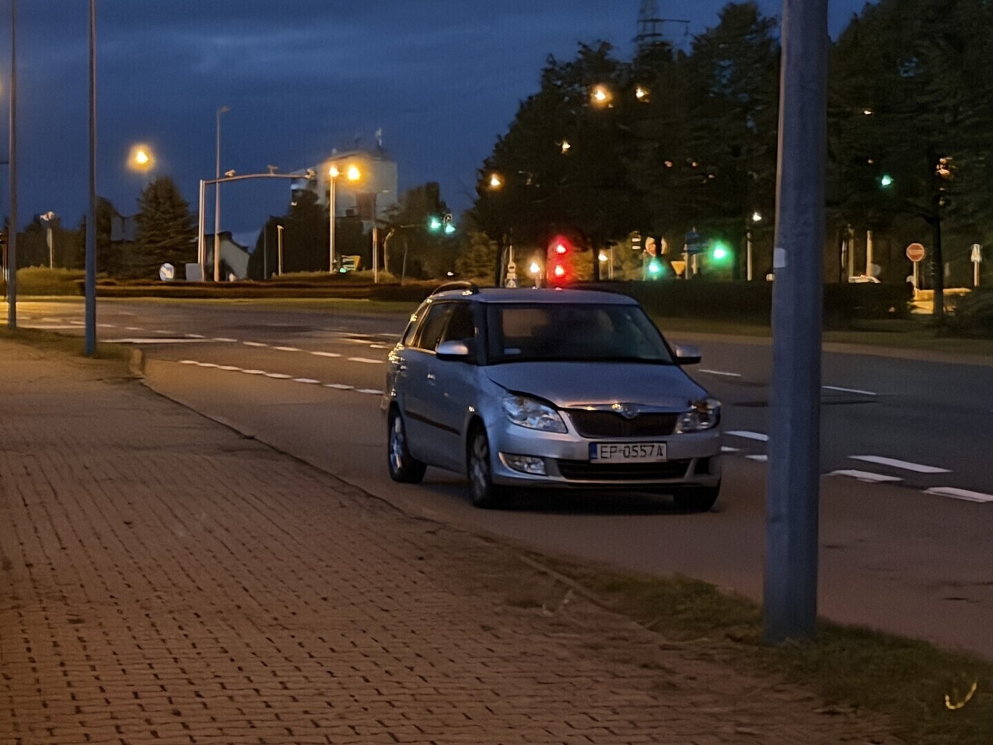 Red Light uszkodzony na skrzyżowaniu Concordii i Sikorskiego. Kolizja Skody ze słupem