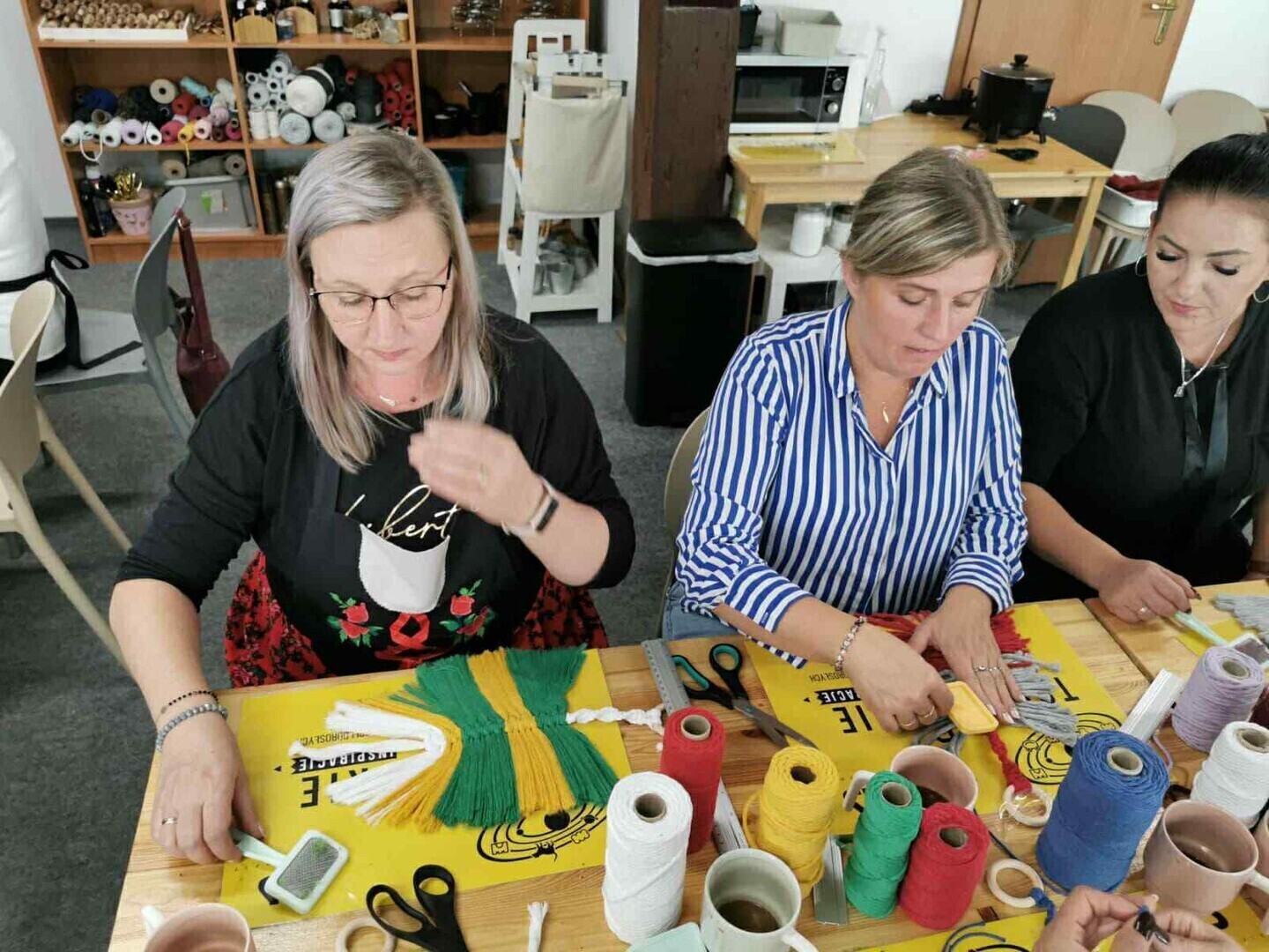 Panie z KGW Tomawa na warsztatach rękodzieła - makrama w Toruniu