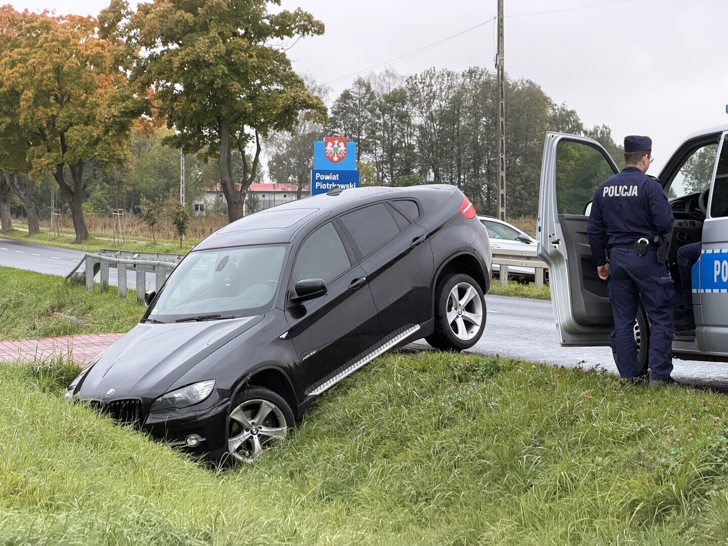 Pijany kierowca BMW X6 wjechał do rowu w Bujnach. Auto trafi na licytację