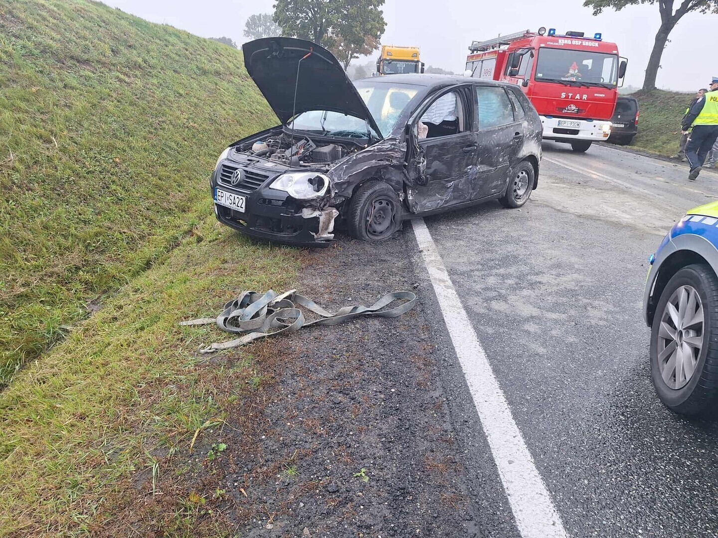 Groźny wypadek na DK12 koło Srocka Peugeot uderzył w przyczepkę Volkswagena droga całkowicie zablokowana są osoby poszkodowane