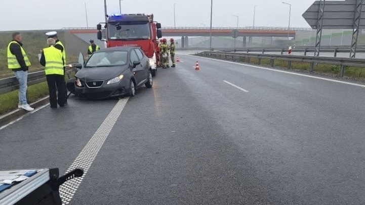 Wypadek na zjeździe z A1. 76-latek uderzył w bariery. Ranna pasażerka
