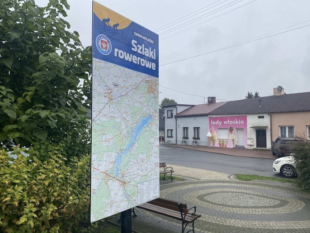 Ścieżki rowerowe w gminie Wolbórz nowe tablice informacyjne z mapami tras