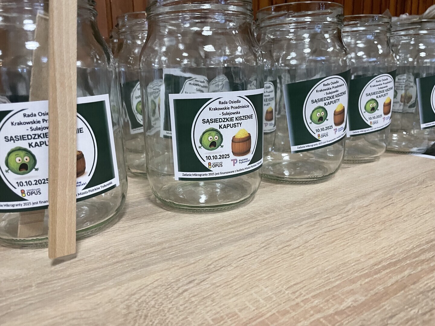 Kilkadziesiąt kilogramów kapusty dwie beczki dziesiątki uśmiechów Sąsiedzkie kiszenie w Zalesicach