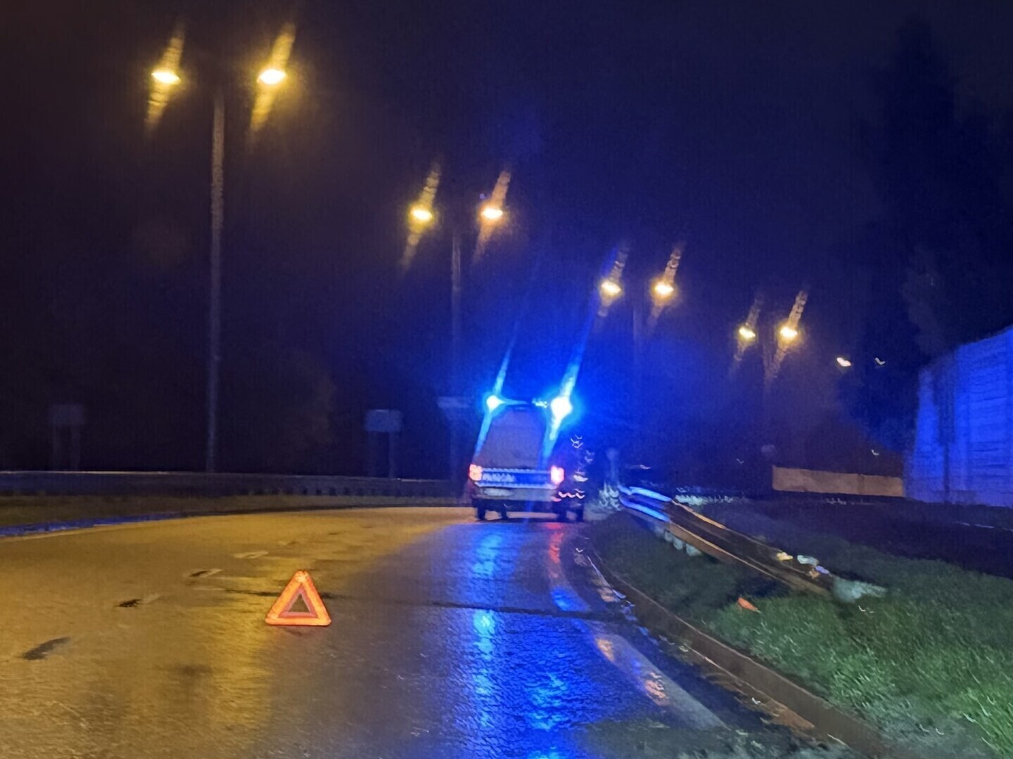 Niebezpieczne zderzenie na obwodnicy Piotrkowa. BMW uderzyło w bariery