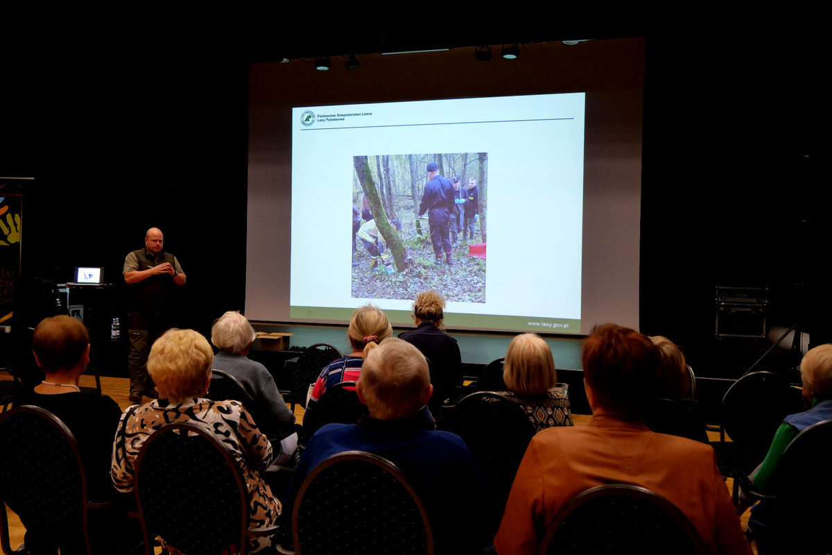 Policja i leśnicy edukują seniorów o bezpiecznym grzybobraniu i unikaniu oszustw