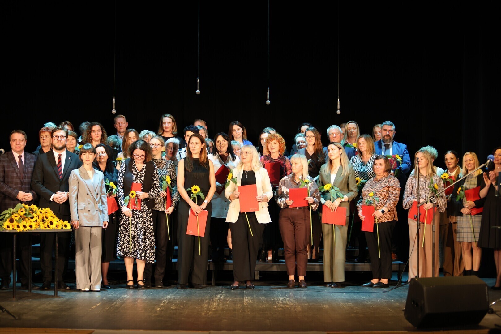 Otrzymali nagrody za wkład w edukację. Dzień Edukacji Narodowej w Piotrkowie
