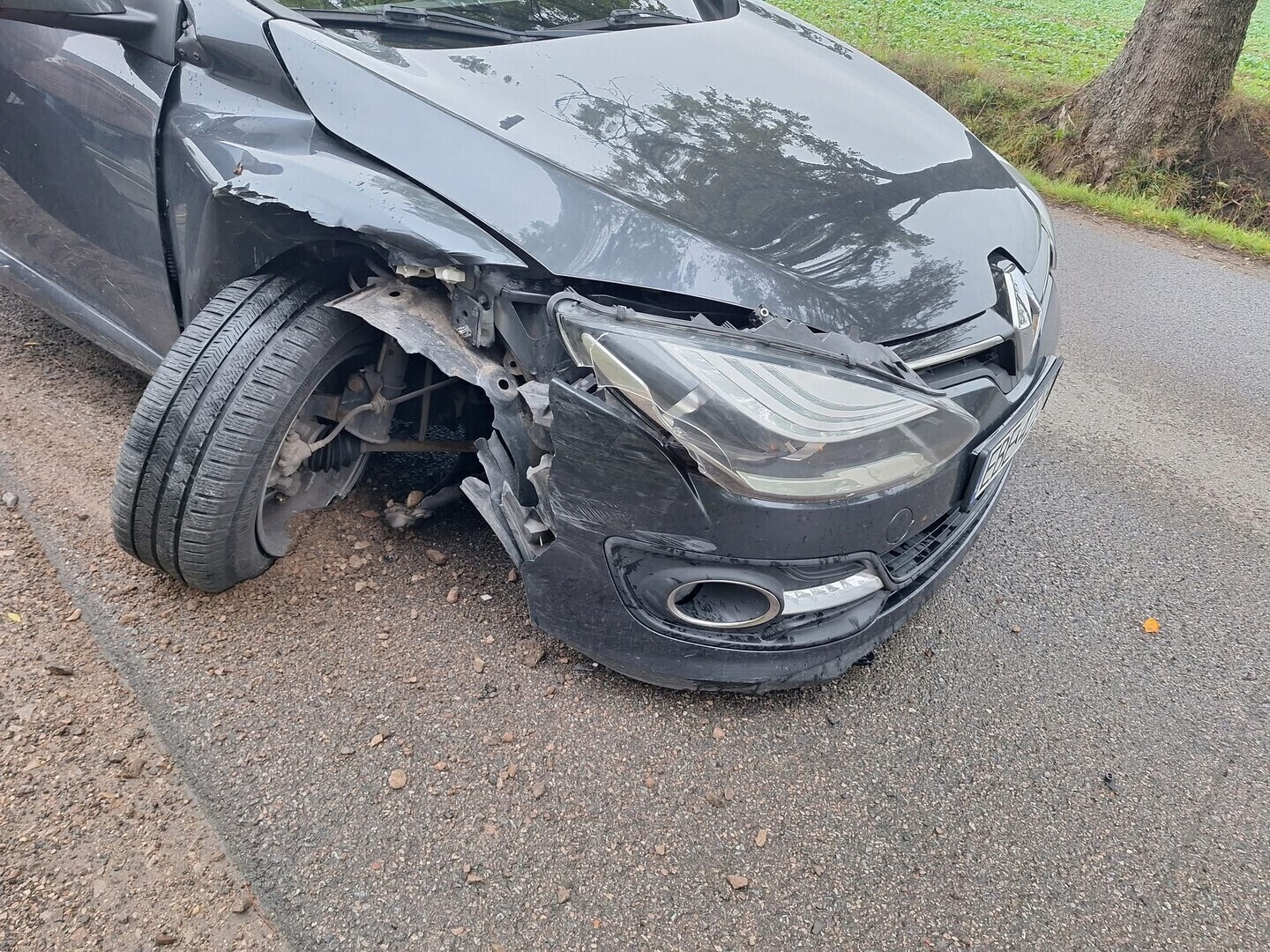 Zjechał na pobocze by ominąć psa. Zderzenie dwóch aut w Piaskach