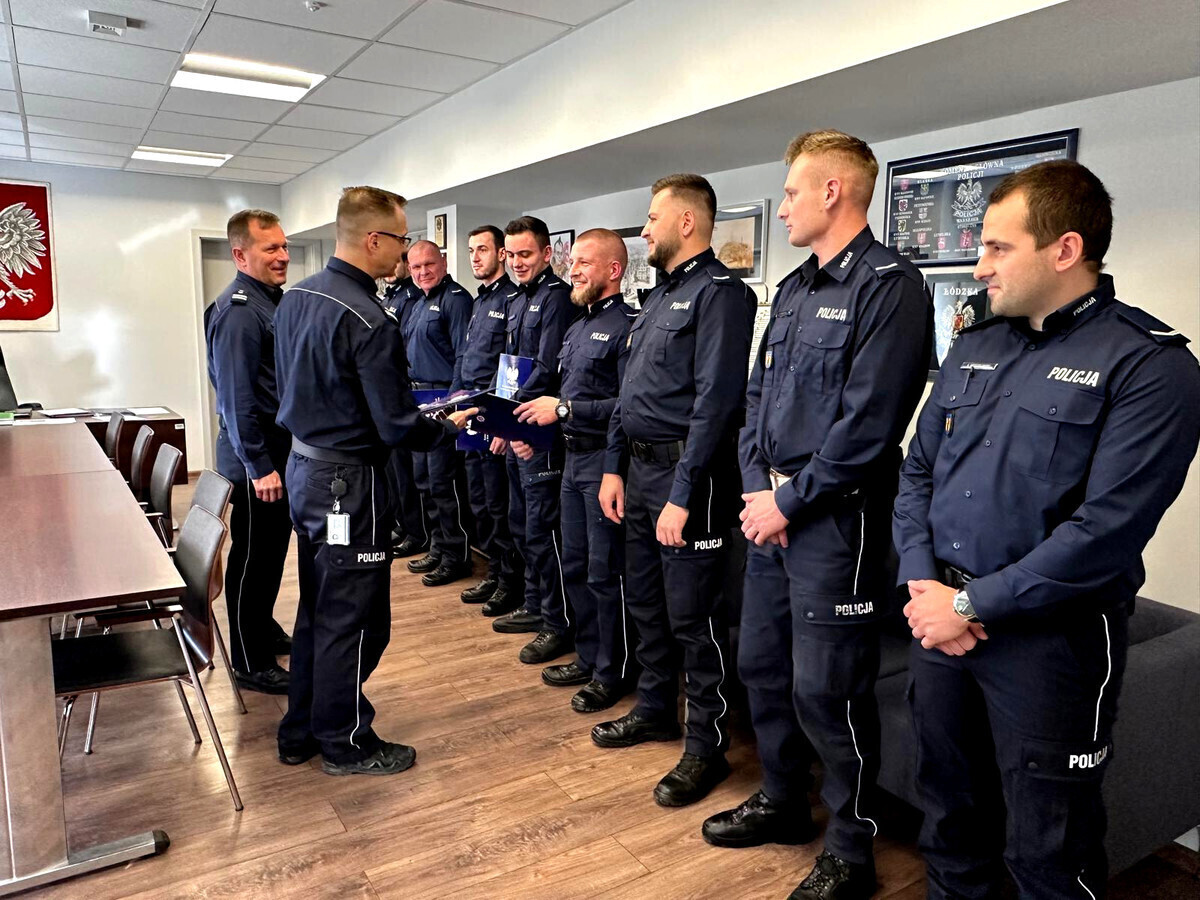 Policjanci w Piotrkowie odebrali awanse na wyższe stopnie służbowe