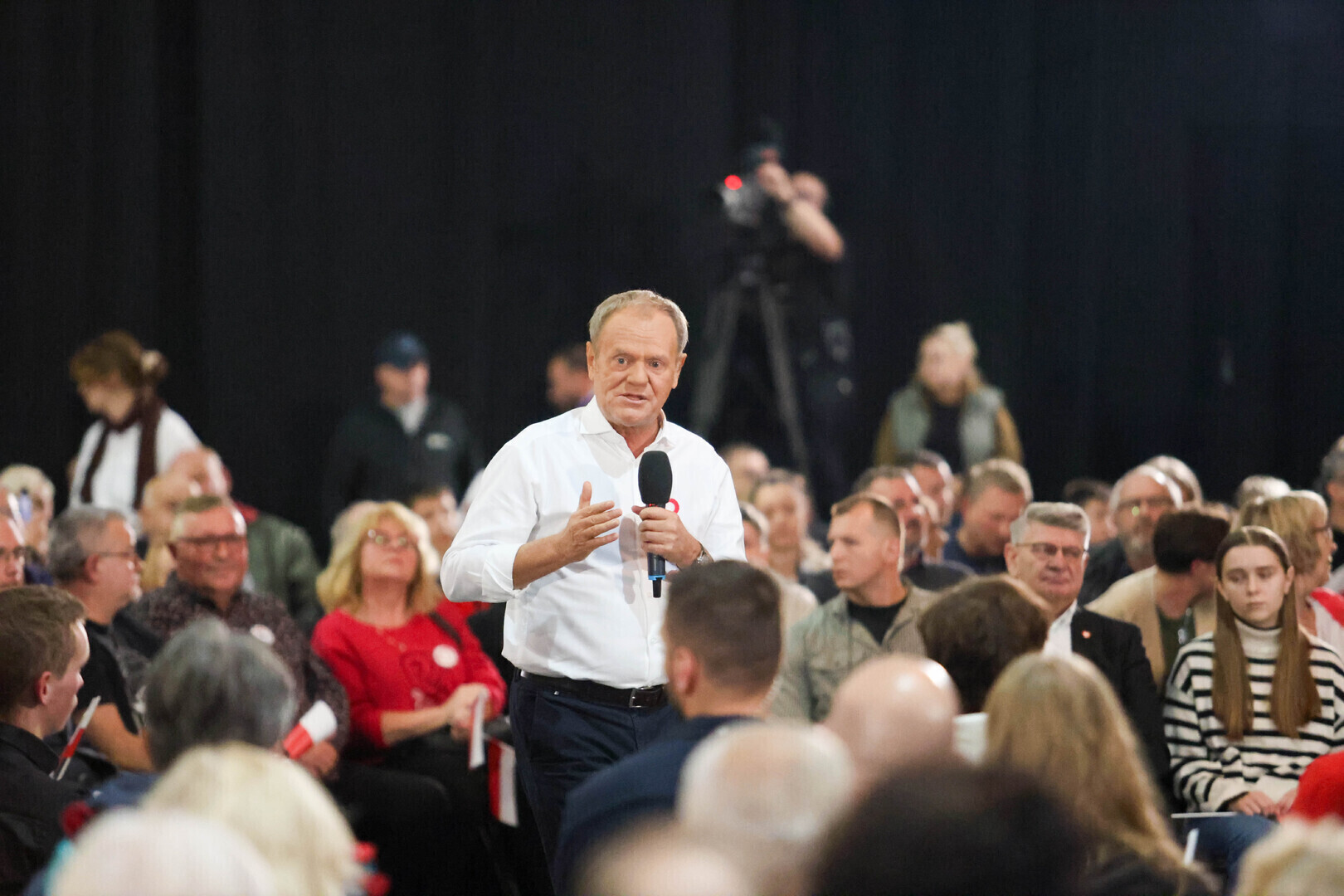 Otwarte spotkanie z Donaldem Tuskiem w Piotrkowie Trybunalskim. Premier odpowiadał na pytania o bezpieczeństwo rolnictwo i przyszłość młodych. Przerwane wystąpienie i emocje na sali