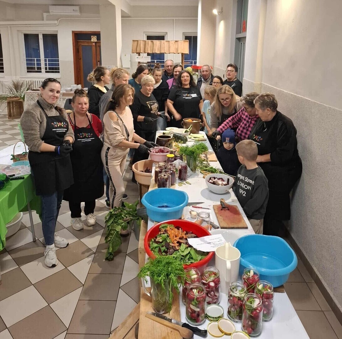 Warsztaty kiszenia warzyw w Czarnocinie. Tradycja smaki i integracja mieszkańców