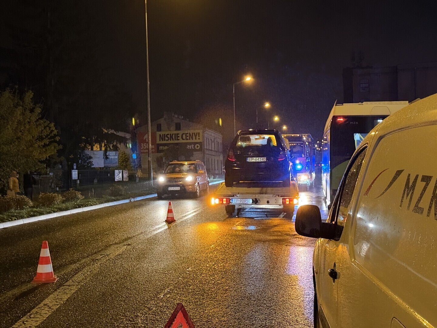 Wypadek na Sulejowskiej. Mercedes uderzył w autobus MZK