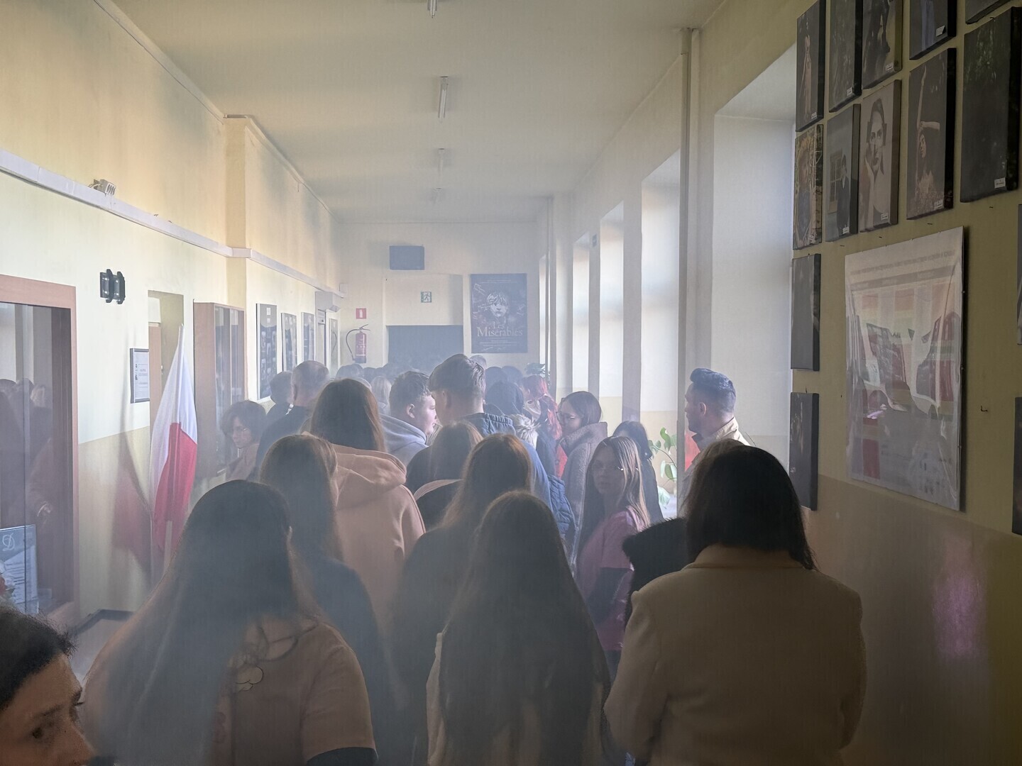 Dym i ewakuacja w szkole średniej w Piotrkowie Trybunalskim. Ekonomik zareagował błyskawicznie