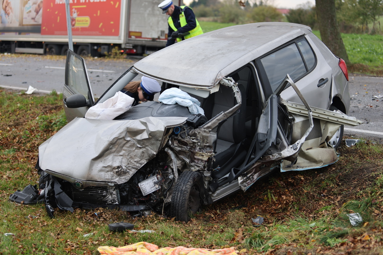 Koszmarny wypadek pod Piotrkowem w Szydłowie na DW473. Kobieta ciężko ranna po zderzeniu Skody z ciężarówką zabrana przez LPR