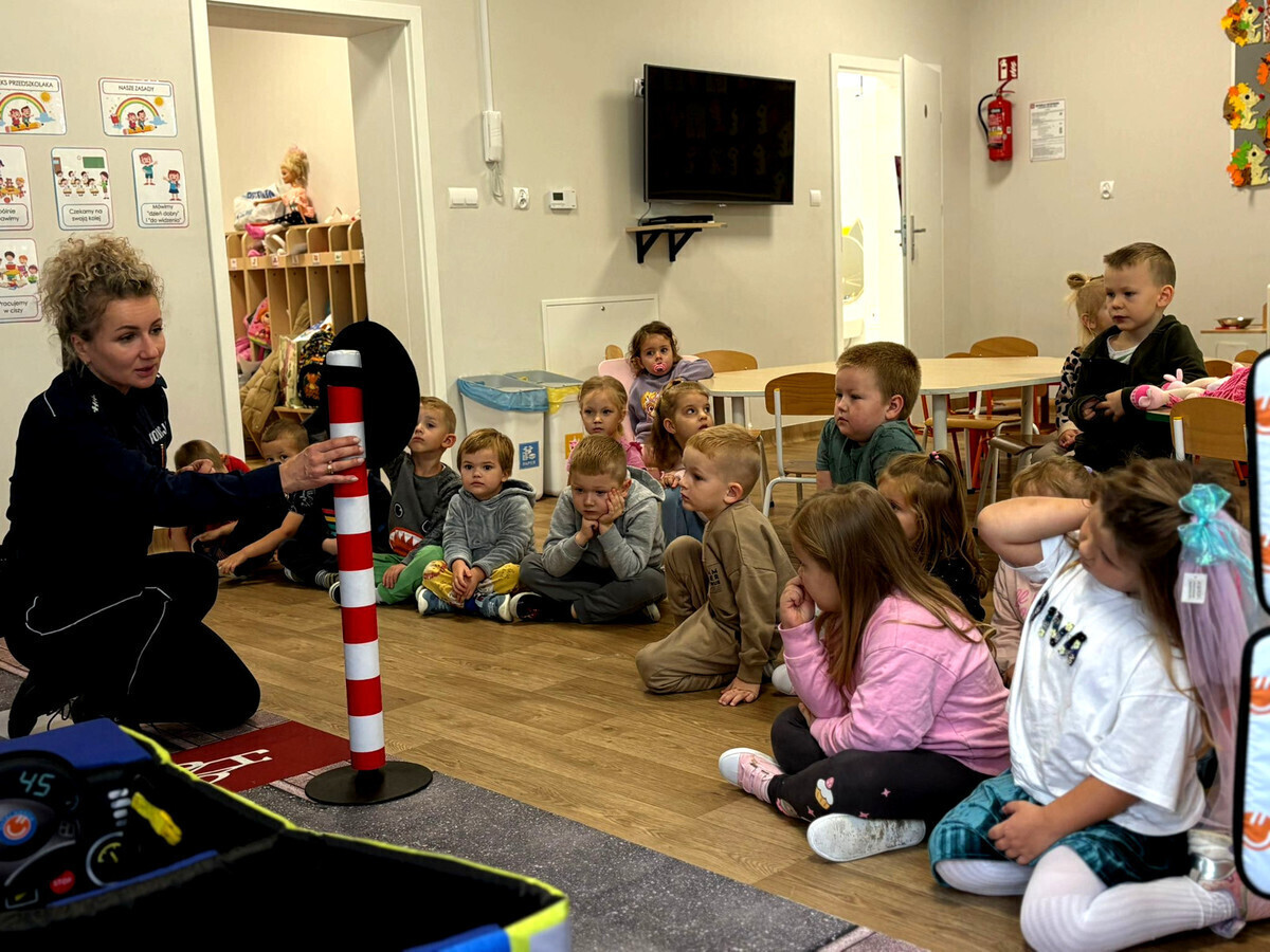 Policjantka z Piotrkowa Trybunalskiego uczyła przedszkolaki z Brzozy zasad bezpieczeństwa