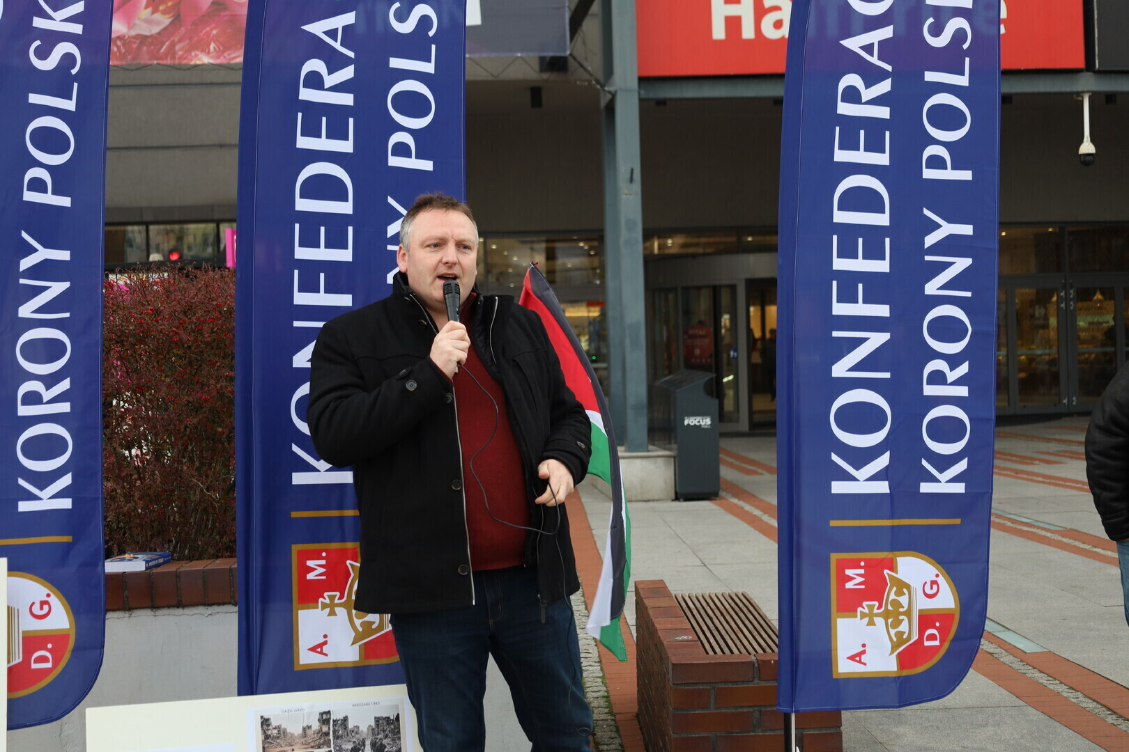 Pikieta przeciwko działaniom militarnym w Strefie Gazy przed Focus Mall w Piotrkowie