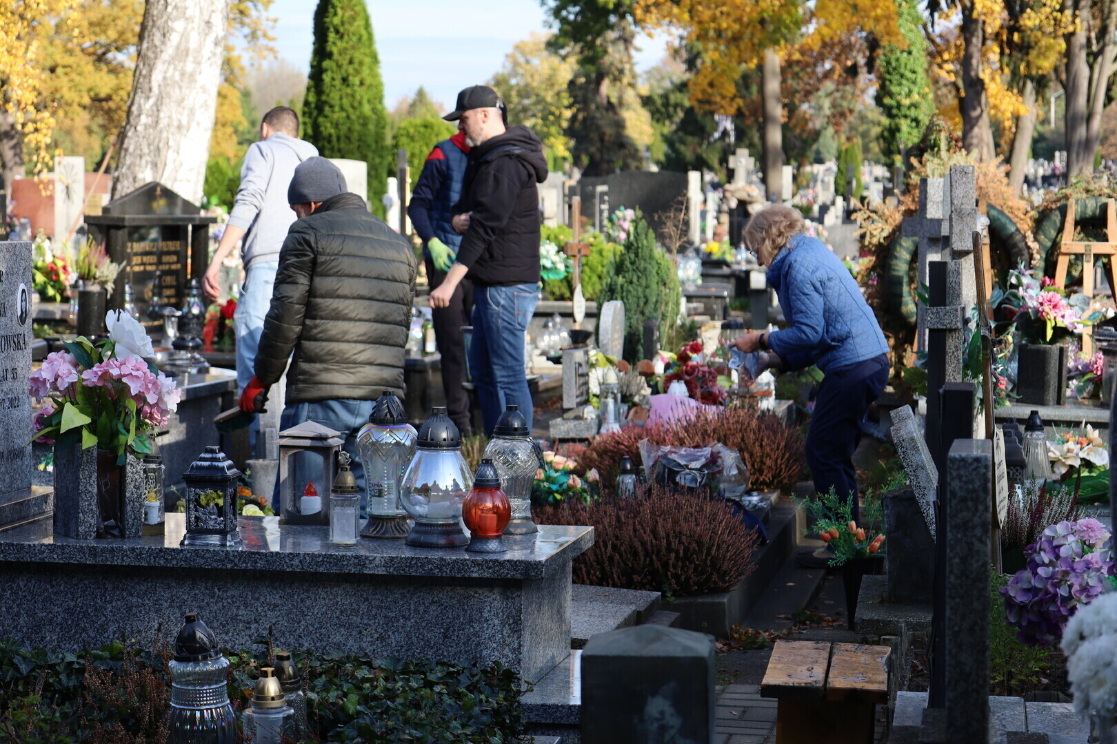 Przygotowania do Wszystkich Świętych w Piotrkowie porządki handel przy cmentarzach i pamięć o zmarłych