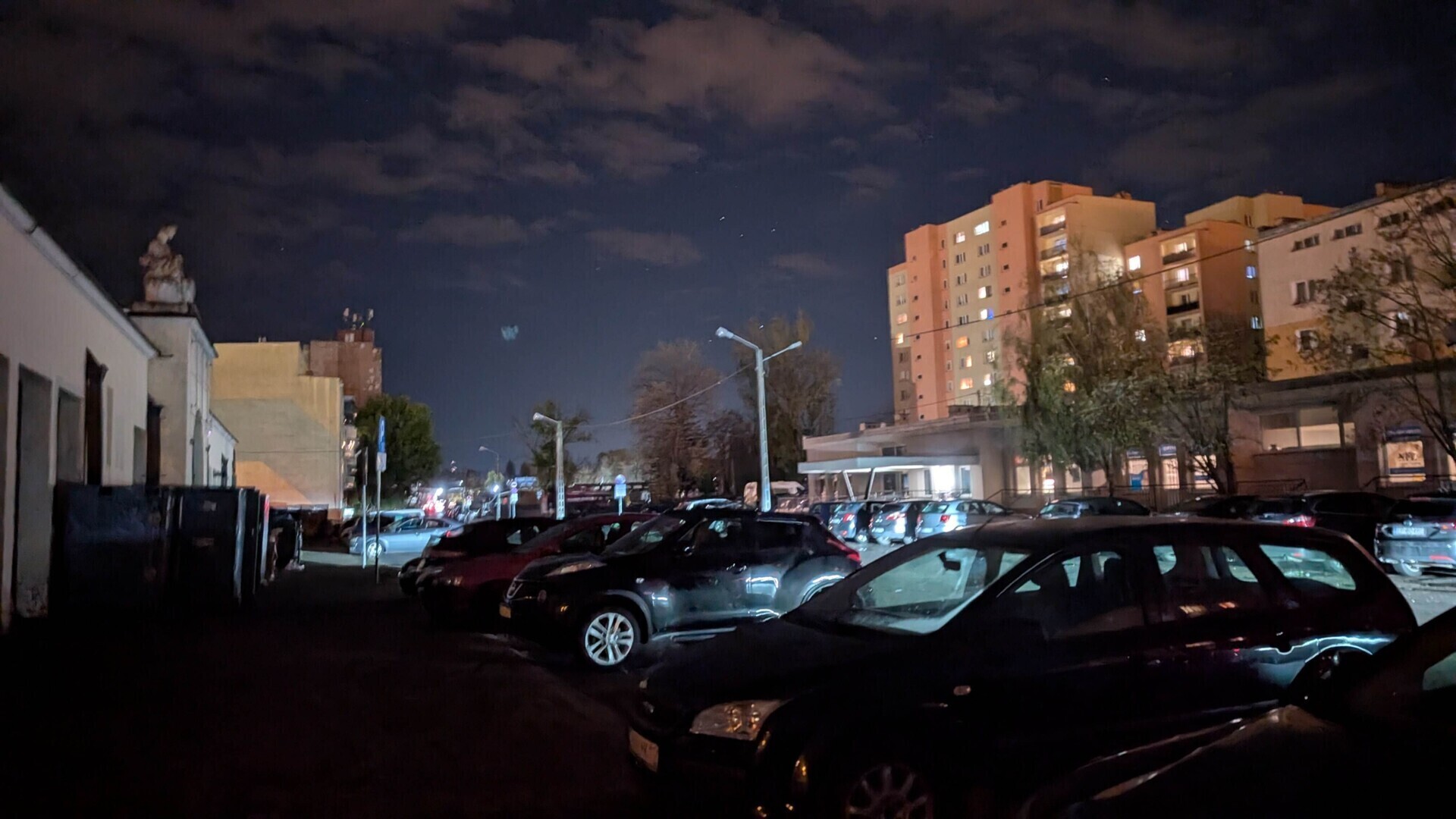 Czas zimowy ciemności i te same pytania. Dlaczego lampy w Piotrkowie znów zapalają się za późno