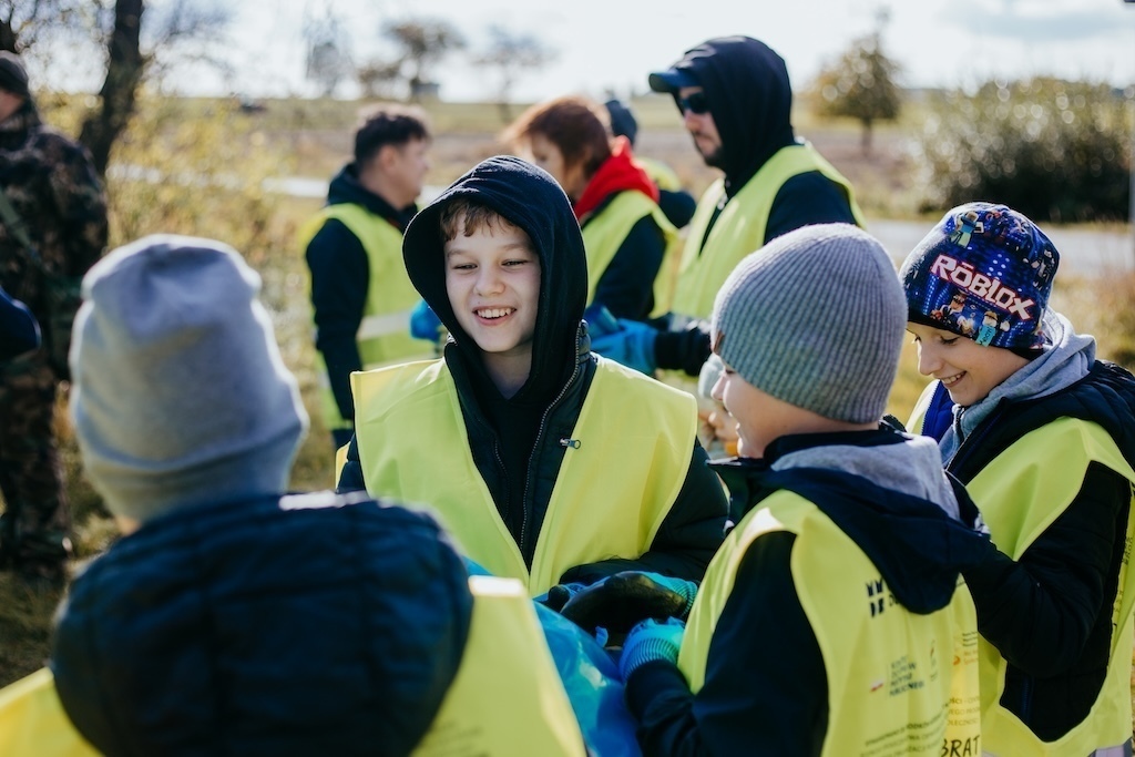 Ekologiczny Dzień w Psarach Witowskich mieszkańcy sprzątają wieś i uczą dzieci segregacji odpadów