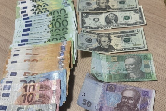 KAS znalazła w przesyłkach kurierskich nielegalnie przesyłane pieniądze