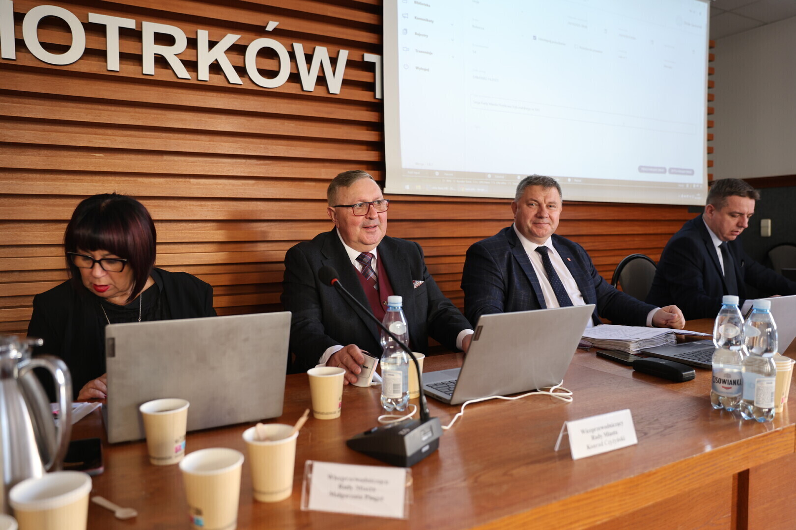 Radni Piotrkowa Trybunalskiego debatują nad budżetem na 2025 rok podwyżką pensji prezydenta remontami ulic gospodarką odpadami Kartą Mieszkańca zakazem małpek i rozpadem klubu byłego prezydenta miasta