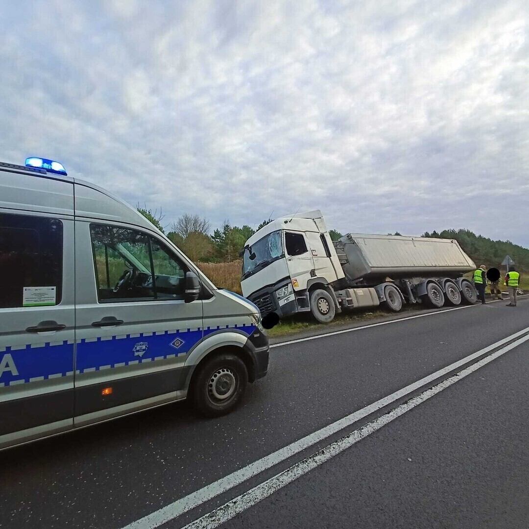 Zderzenie czołowe dwóch ciężarówek na DK74. Droga częściowo zablokowana wprowadzono objazdy