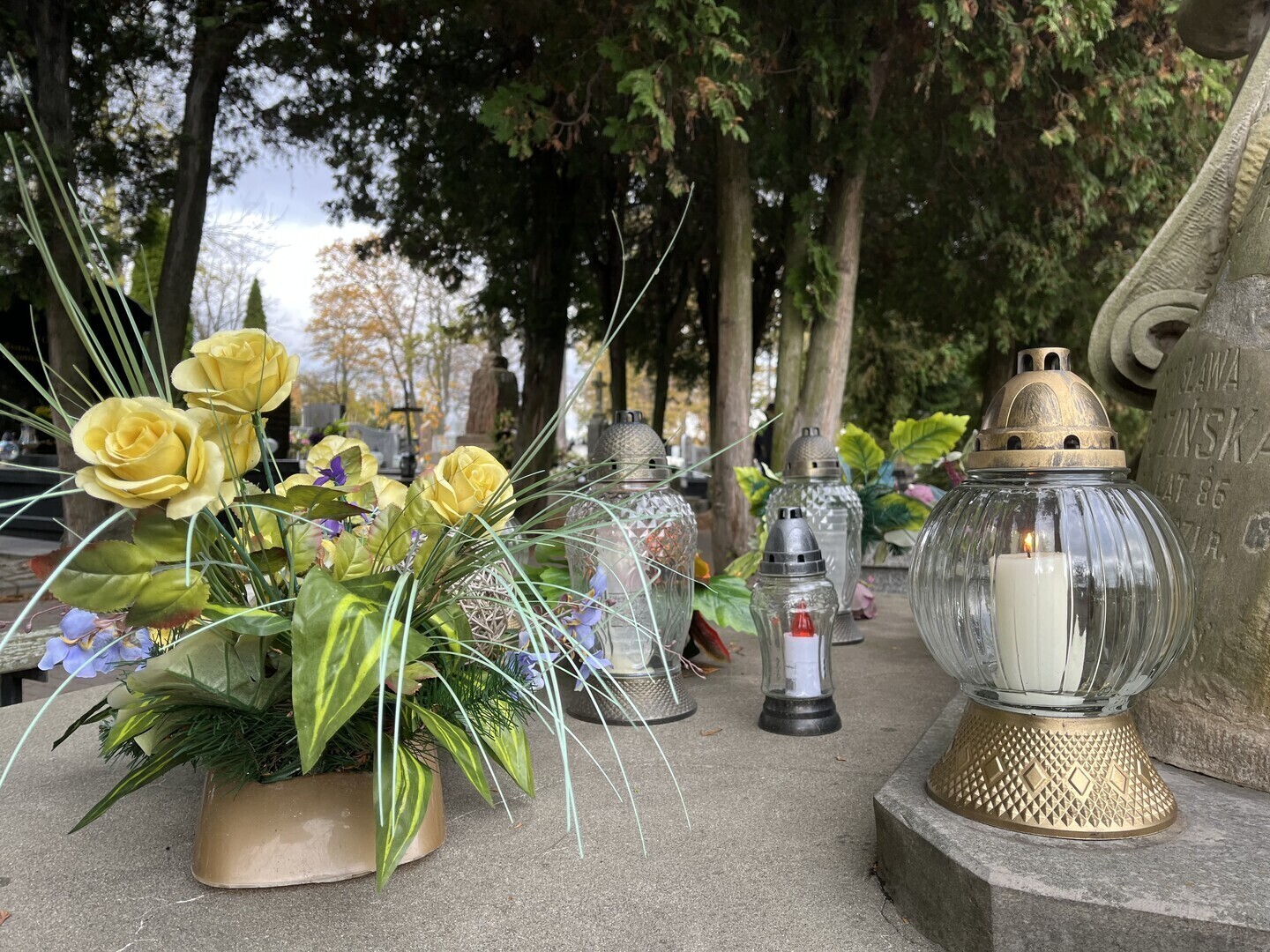 Kradzieże na cmentarzach w Piotrkowie Trybunalskim znicze i kwiaty wciąż znikają z grobów