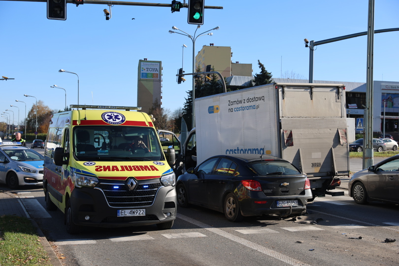 Groźne zderzenie na skrzyżowaniu Alei Sikorskiego i Armii Krajowej. Dostawczakiem uderzył w stojące samochody. Jedna osoba trafiła do szpitala
