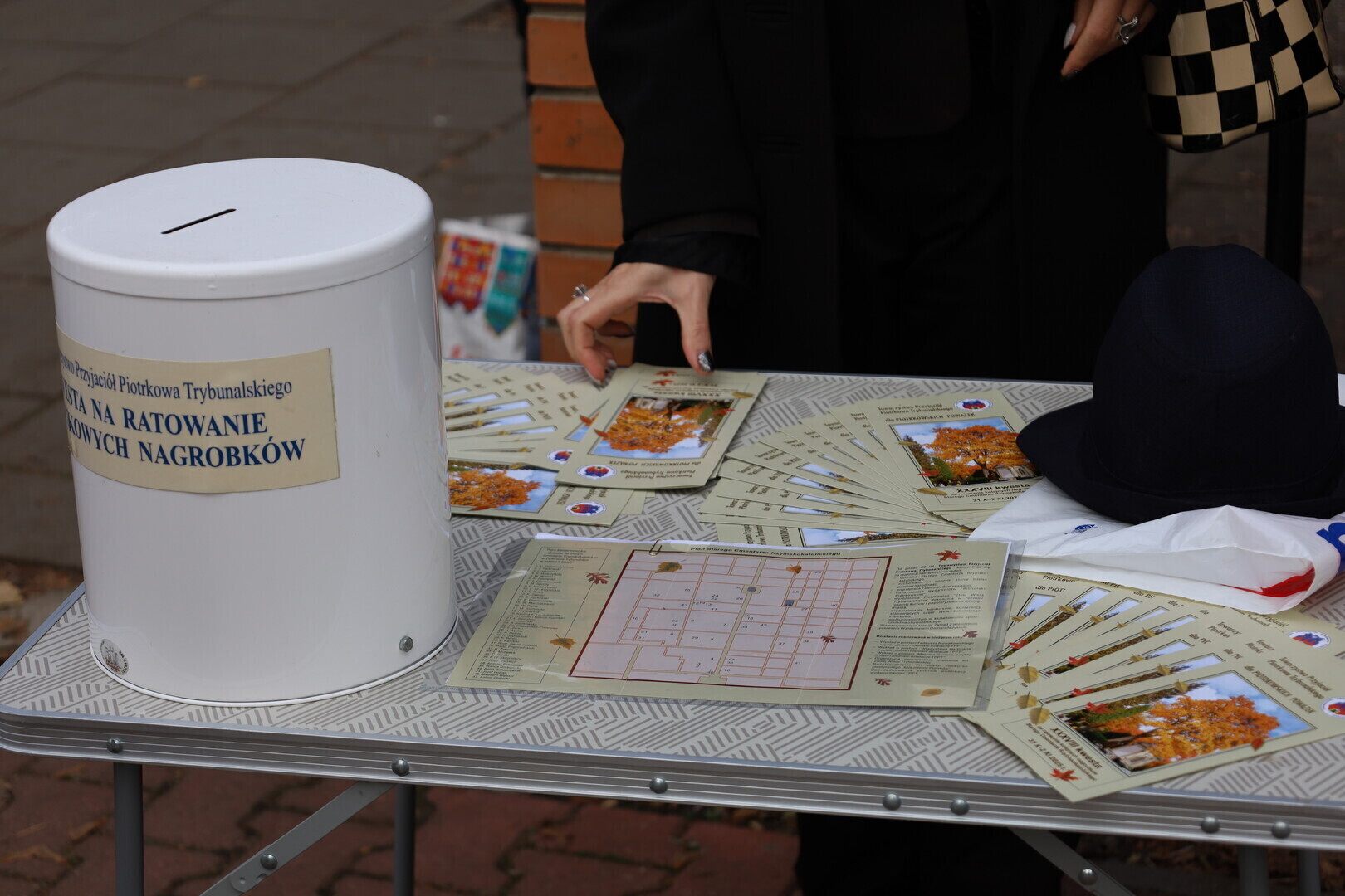 38. kwesta w Piotrkowie Trybunalskim ratowanie zabytkowych nagrobków 1 listopada