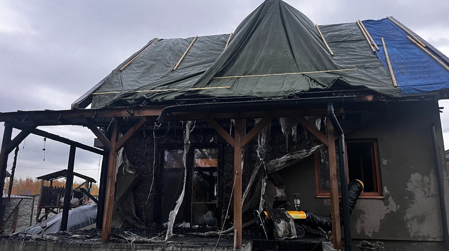 Ogień zabrał wszystko ale nie nadzieję. Strażak prosi o pomoc