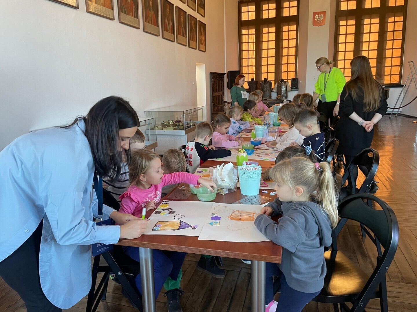 Lekcja historii i warsztaty w muzeum przedszkolaki odkrywały tajemnice królów