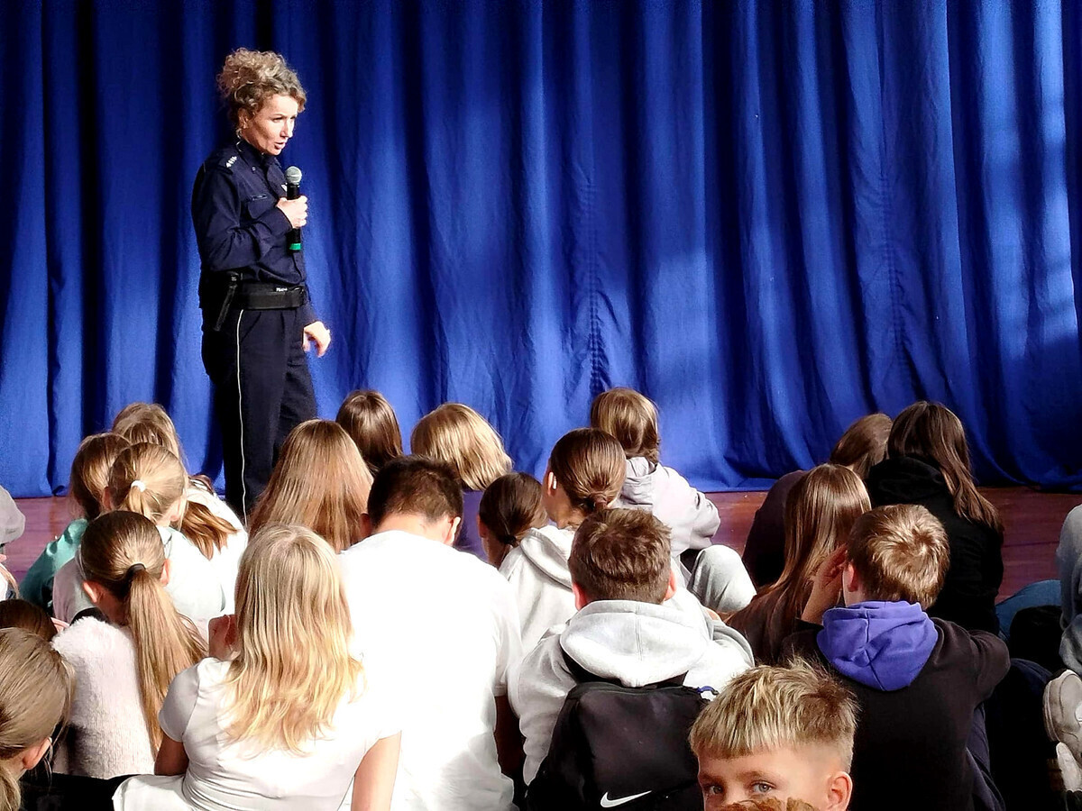 Bezpieczeństwo w szkole i w sieci spotkanie z policjantką w SP nr 5