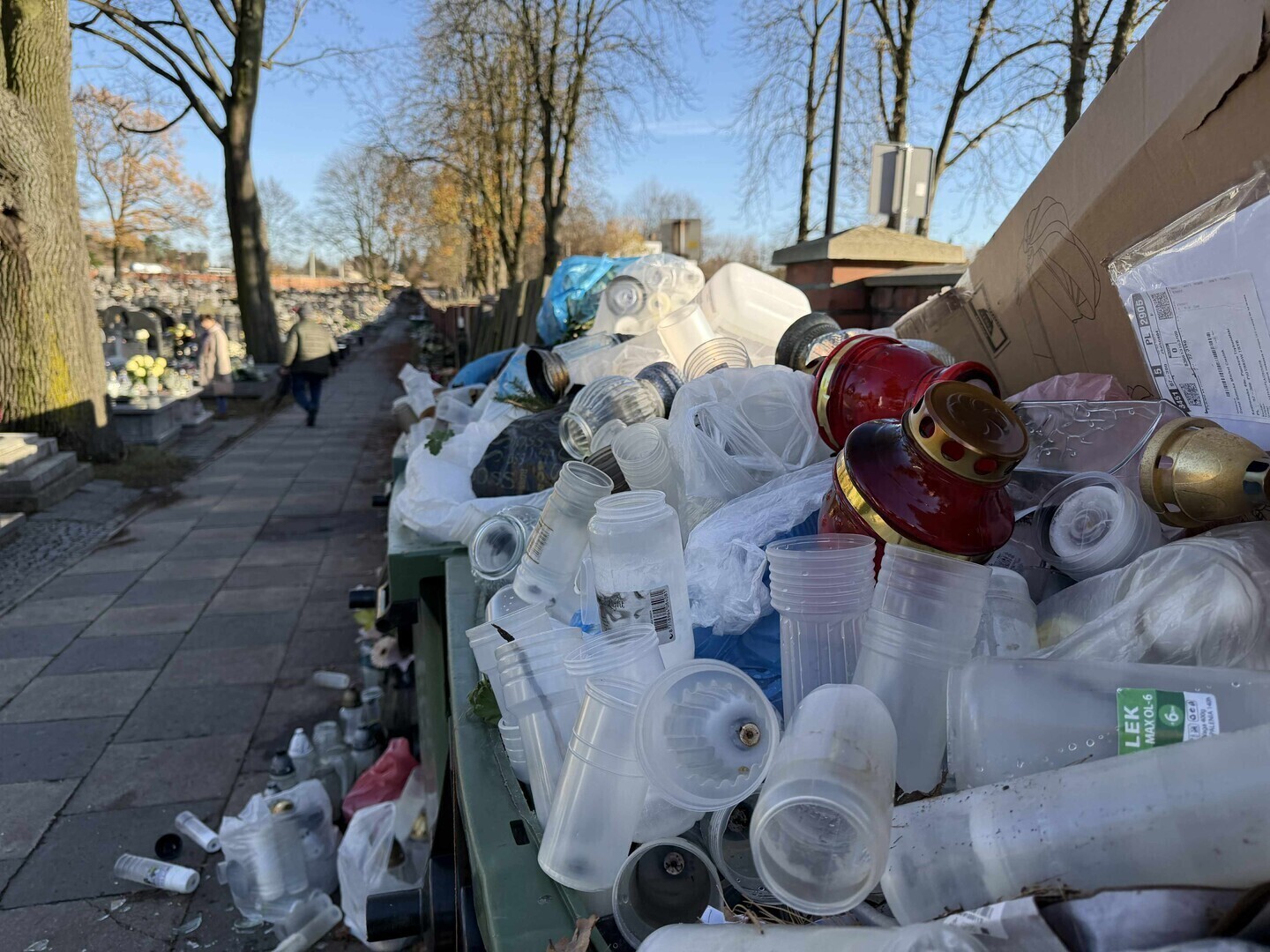 Tony śmieci na piotrkowskich cmentarzach. Co zrobić z wypalonym zniczem