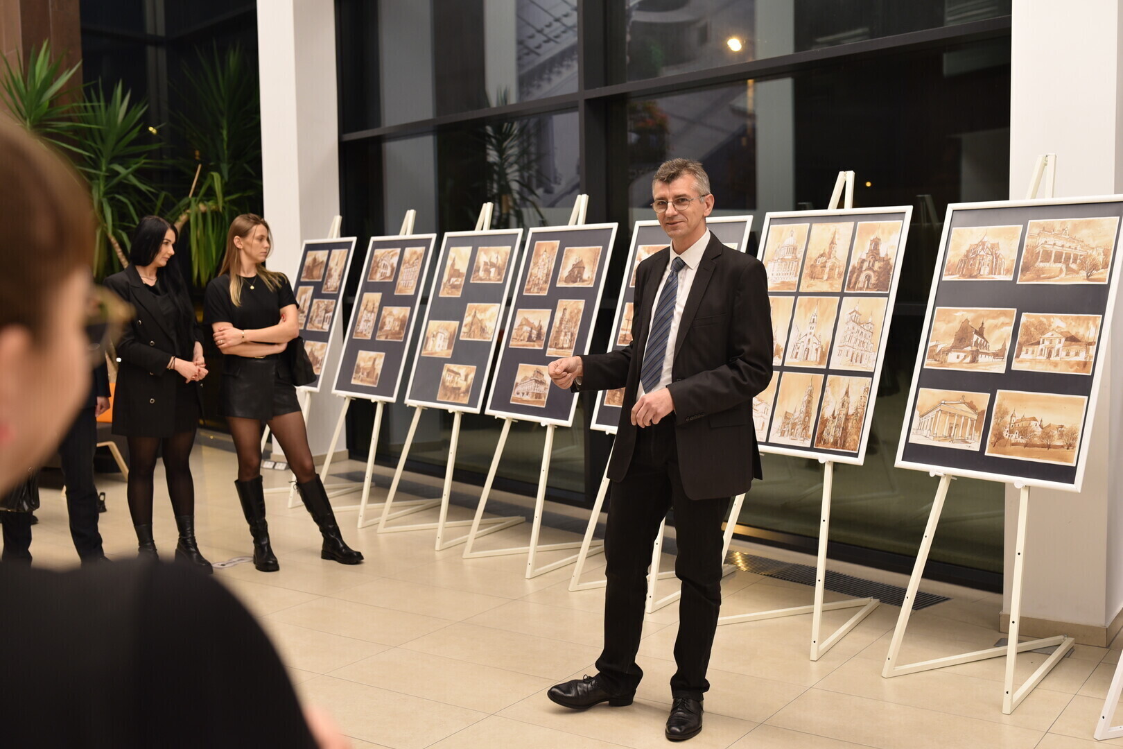 Mediateka 800-lecia zaprasza na wystawę Mariusza Gosławskiego sztuka malowana kawą